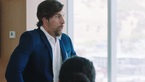 hombre de negocios loco celebrando en la sala de juntas exitosa victoria corporativa colegas lanzando papeles entusiasmados aplausos en divertida reunión de la oficina disfrutando del éxito ganador 4k