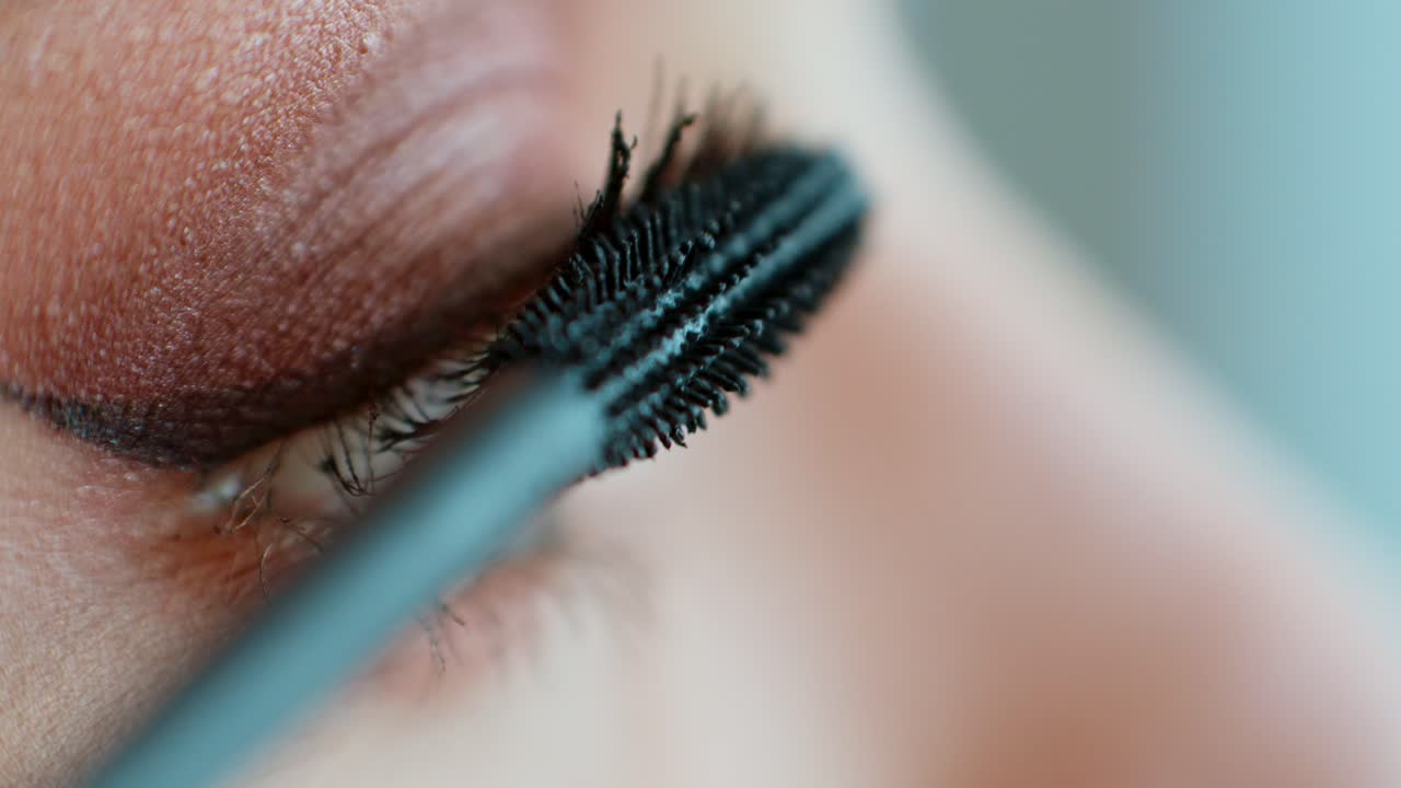 primer plano de la aplicación de maquillaje para los ojos