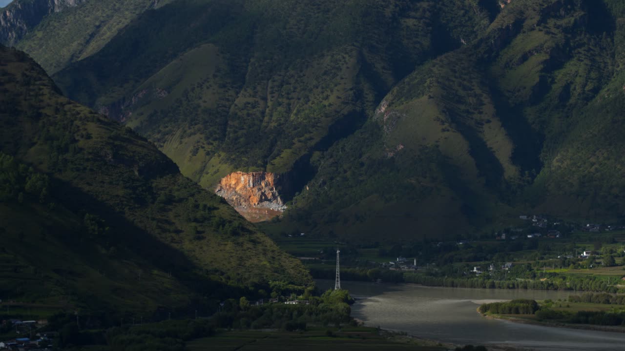 중국 윈난 산 농촌 마을 풍경의 무인 항공기 영상