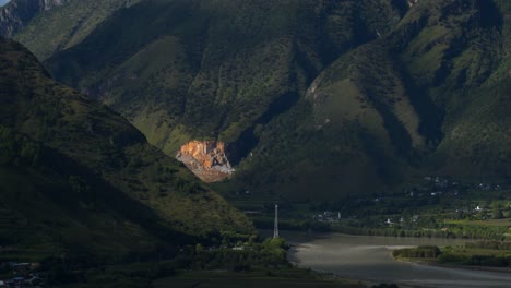 imágenes de drones del paisaje del pueblo rural de la montaña china de yunnan