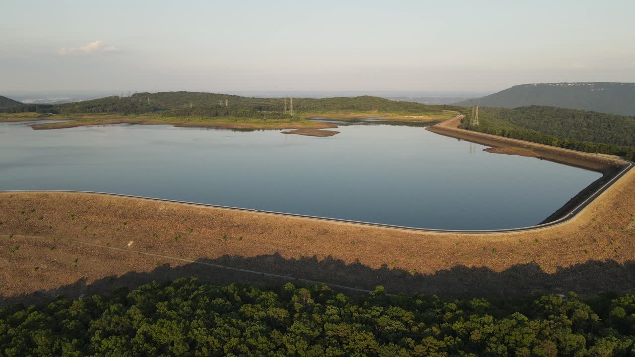 embalse de raccoon mountain en chattanooga, tennessee, vista aérea de la órbita de drones