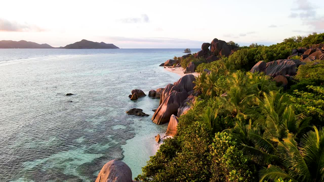Seychellen La Digue Zonsondergang Strand Rotsen Luchtopname Drone12.mp4