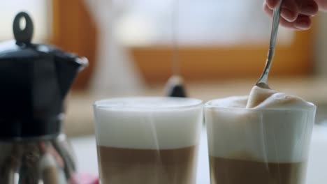 haciendo un latte