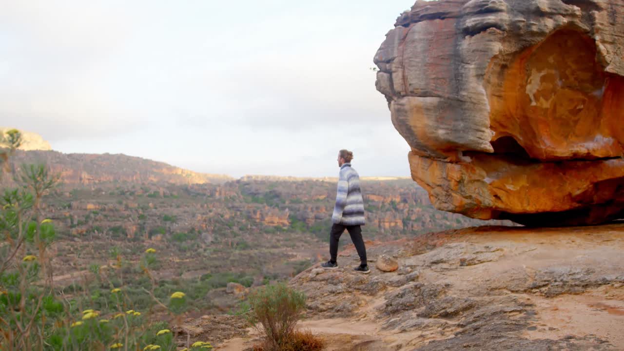 hombre de pie en la cima de una montaña 4k
