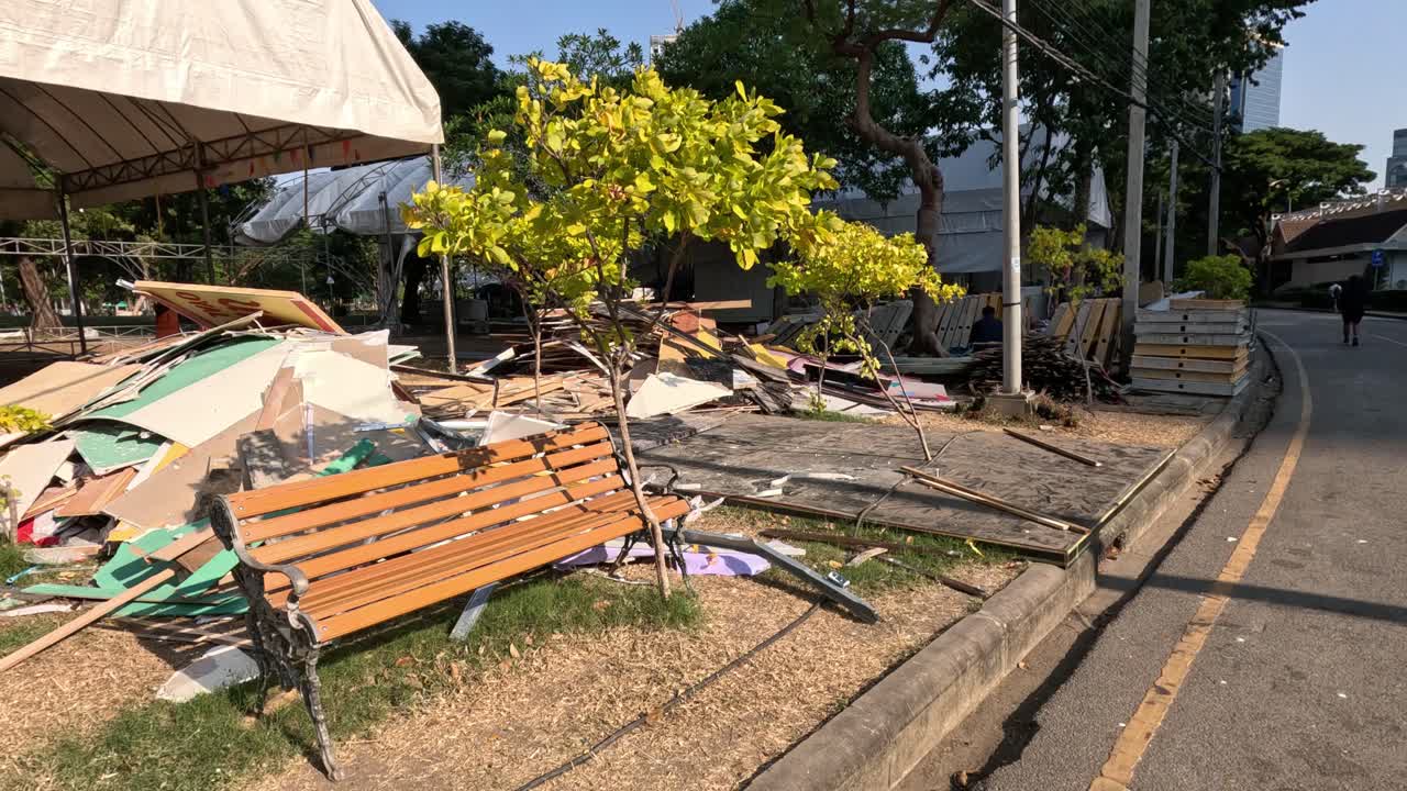 공원 에서 어져 있는 쓰레기 들 을 청소 하는 사람 들