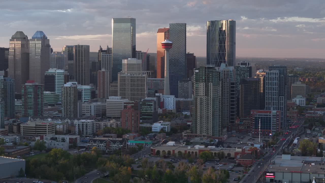el centro de la ciudad de calgary alberta desde un avión no tripulado como el sol se pone con el tráfico a lo largo de macleod trail