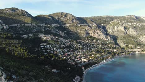 montaña al lado del océano