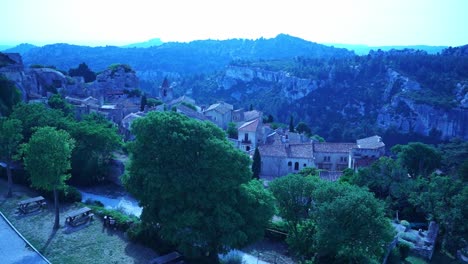 Grabación-De-Drones-Sobre-Les-Baux-de-provence-în-France,-Un-Pequeño-E-Histórico-Pueblo-De-Piedra-Entre-Rocas