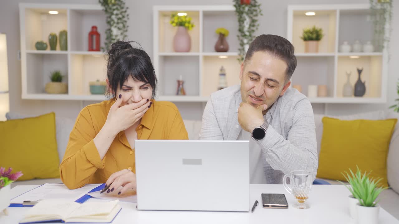 노트북에서 일하면서 잠들어 있는 커플. 피곤한 일.