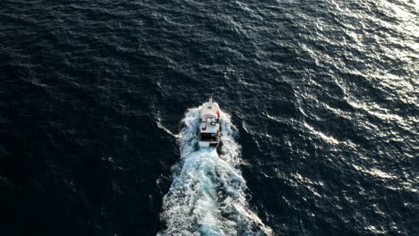 Schnellboot-Mit-Rückspülung,-Das-Auf-Der-Adria-Zum-Thunfischfang-Segelt