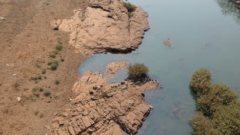 über-Den-Fluss-Fliegen-|-Wasserressource-|-Wasserstrahl-|-Trinkwasser-|-Fluss-Im-Dschungel-|-Ländliches-Indien