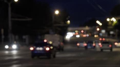 el tráfico borroso de la ciudad en la luz nocturna.