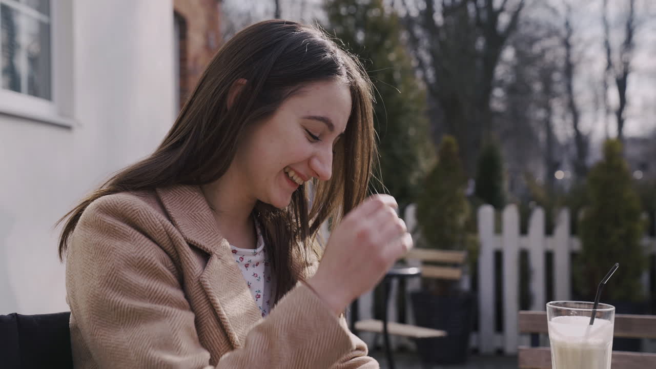primer plano de manos de mujer lavando lechuga en un fregadero de cocina moderno