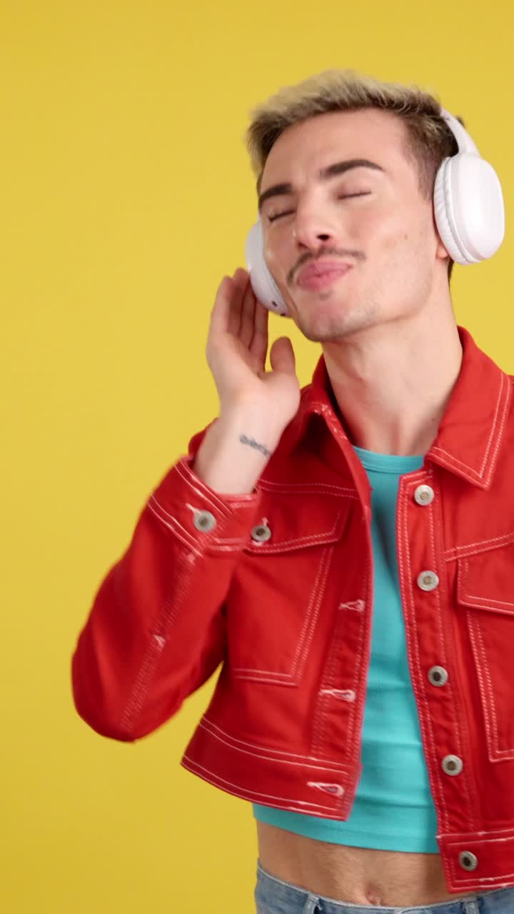 hombre bailando con auriculares