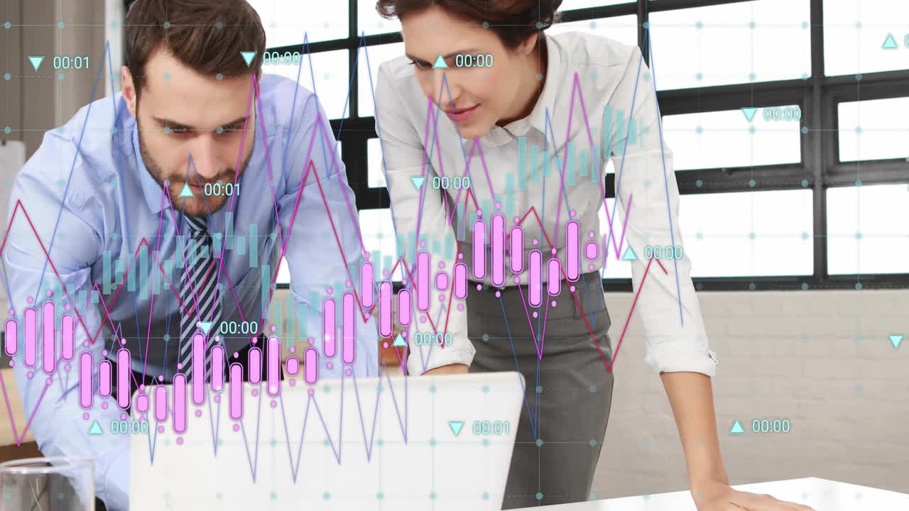 animación de diagramas y procesamiento de datos sobre colegas caucásicos discutiendo el trabajo en la oficina