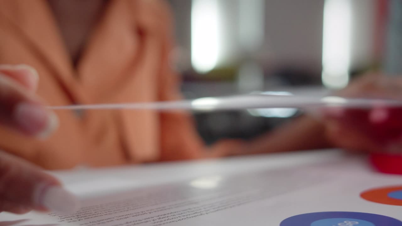 una profesora africana está revisando los deberes de sus estudiantes de cerca