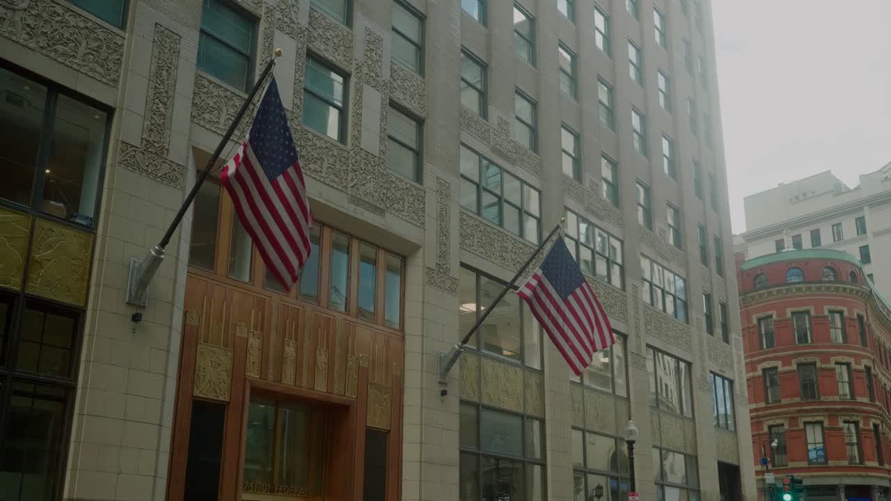 banderas estadounidenses en un edificio en el centro de boston, massachusetts