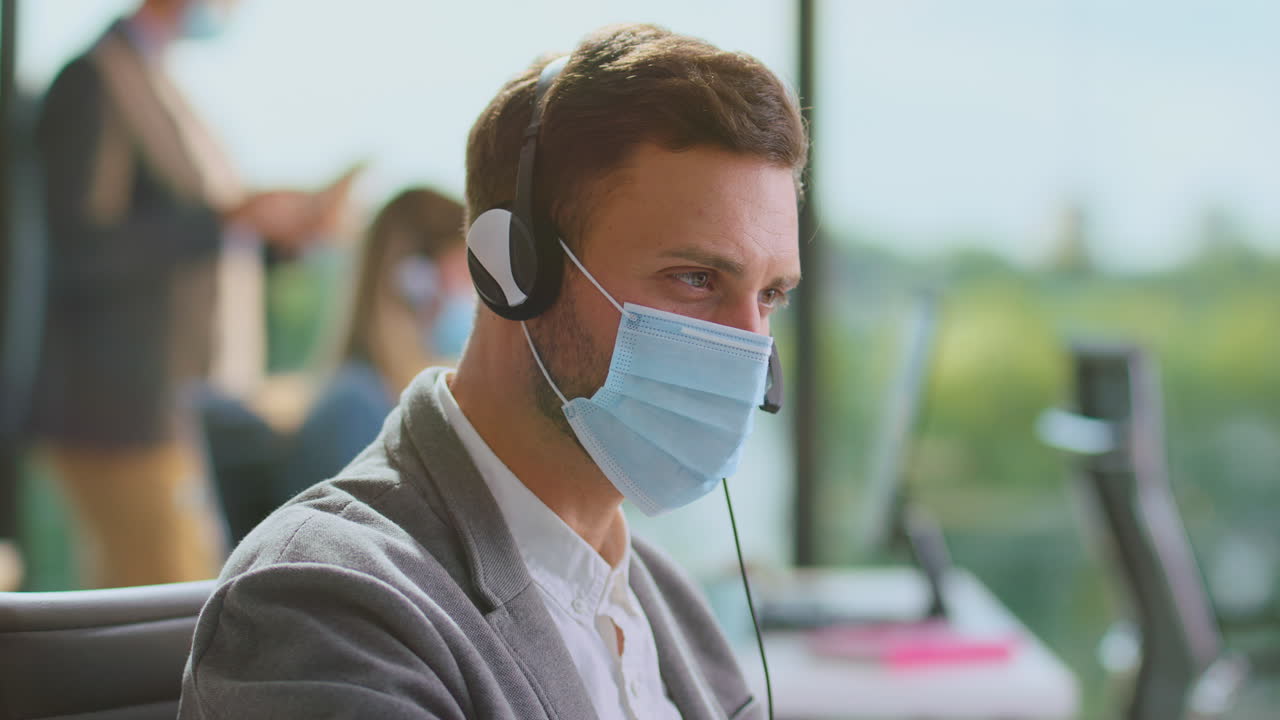 마스크를 착용한 고객 서비스 담당자