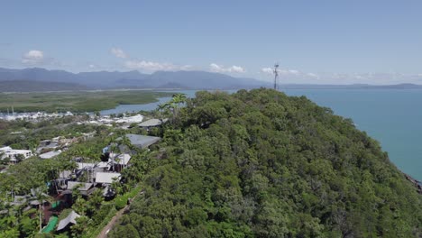 casas y torre de antena en una montaña boscosa en la costa de port douglas en queensland, australia