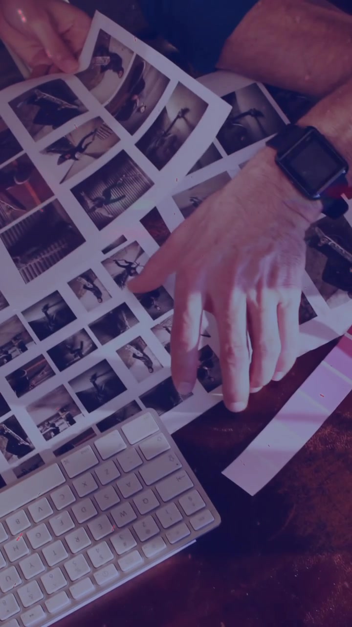 A scuola, persone che collaborano a un'animazione utilizzando campioni di colore e fotografie