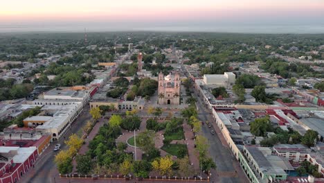 Valladolid-Yucatán-México-Abejón-Aéreo-Vuelo-Superior-Sobre-La-Vista-De-La-Ciudad-Estado-De-Pueblo-Mágico