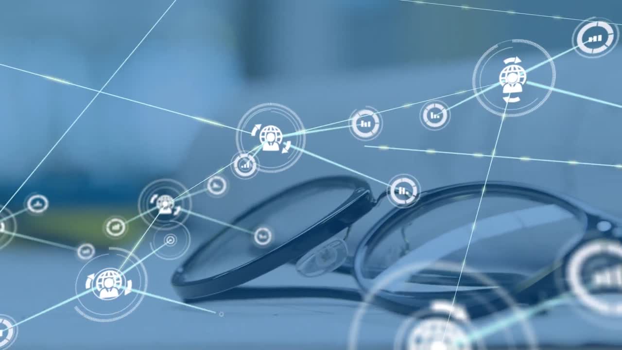 유리 위의 아이콘과 건축가의 도면으로 연결된 네트워크의 애니메이션