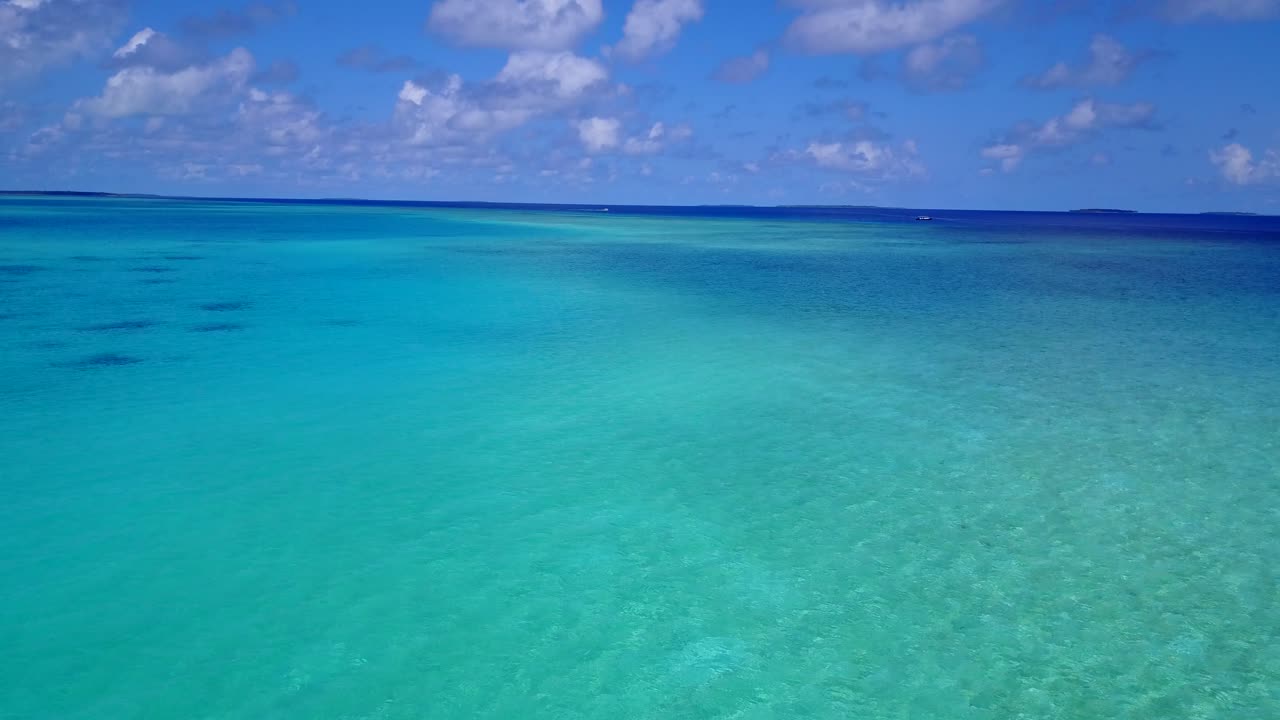 aguas turquesas del mar caribe, imágenes de drones movimiento vertical de gran angular