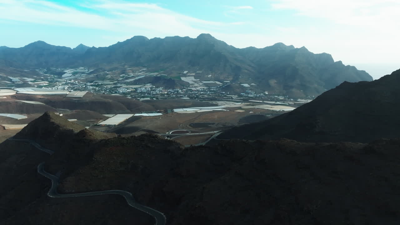 vista aérea de la ciudad de la aldea de san nicolas, pasando cerca de la montaña