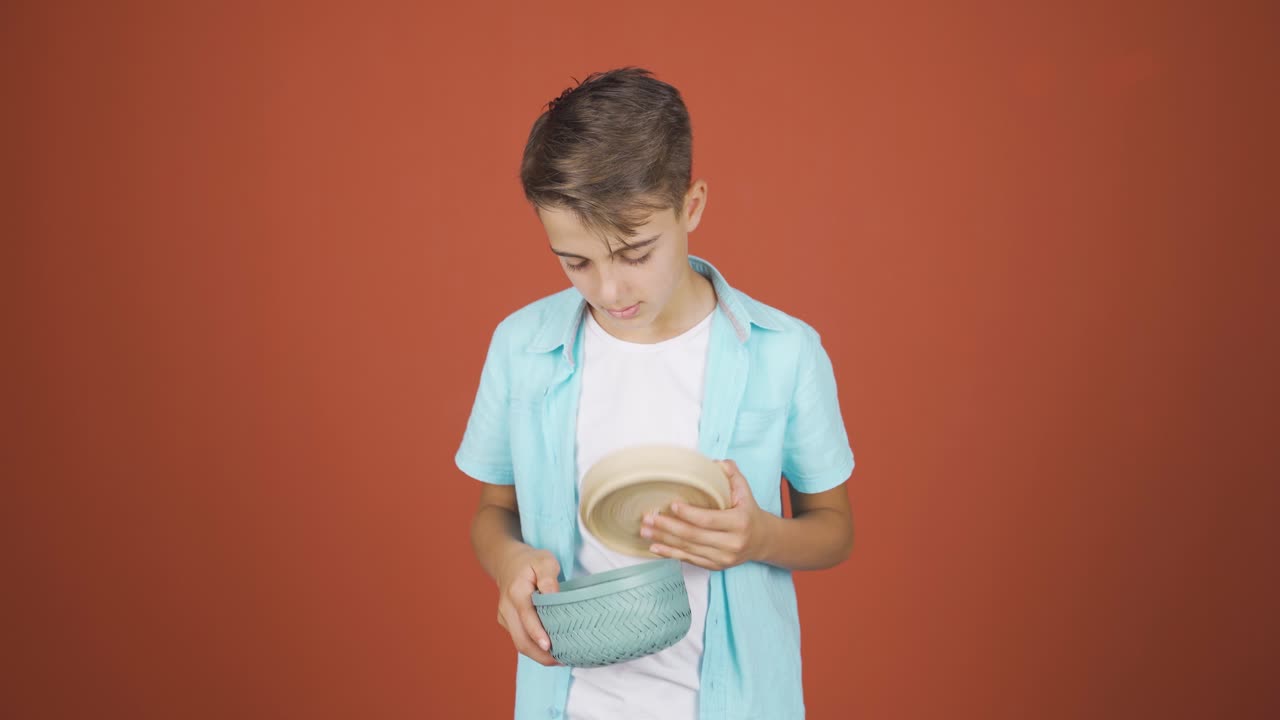 시력 문제가 없는 소년은 쓰레기통에 안경을 던집니다.