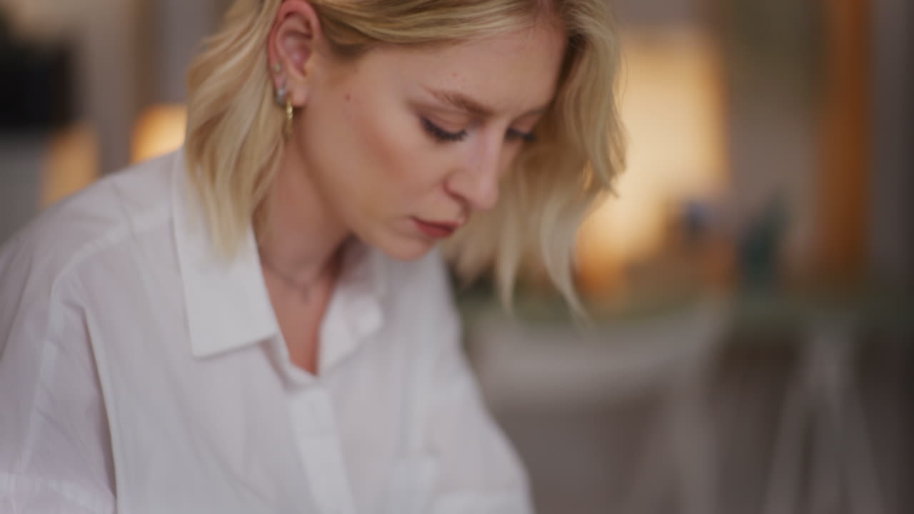 여성이 을 계산하기 위해 계산기를 사용합니다.