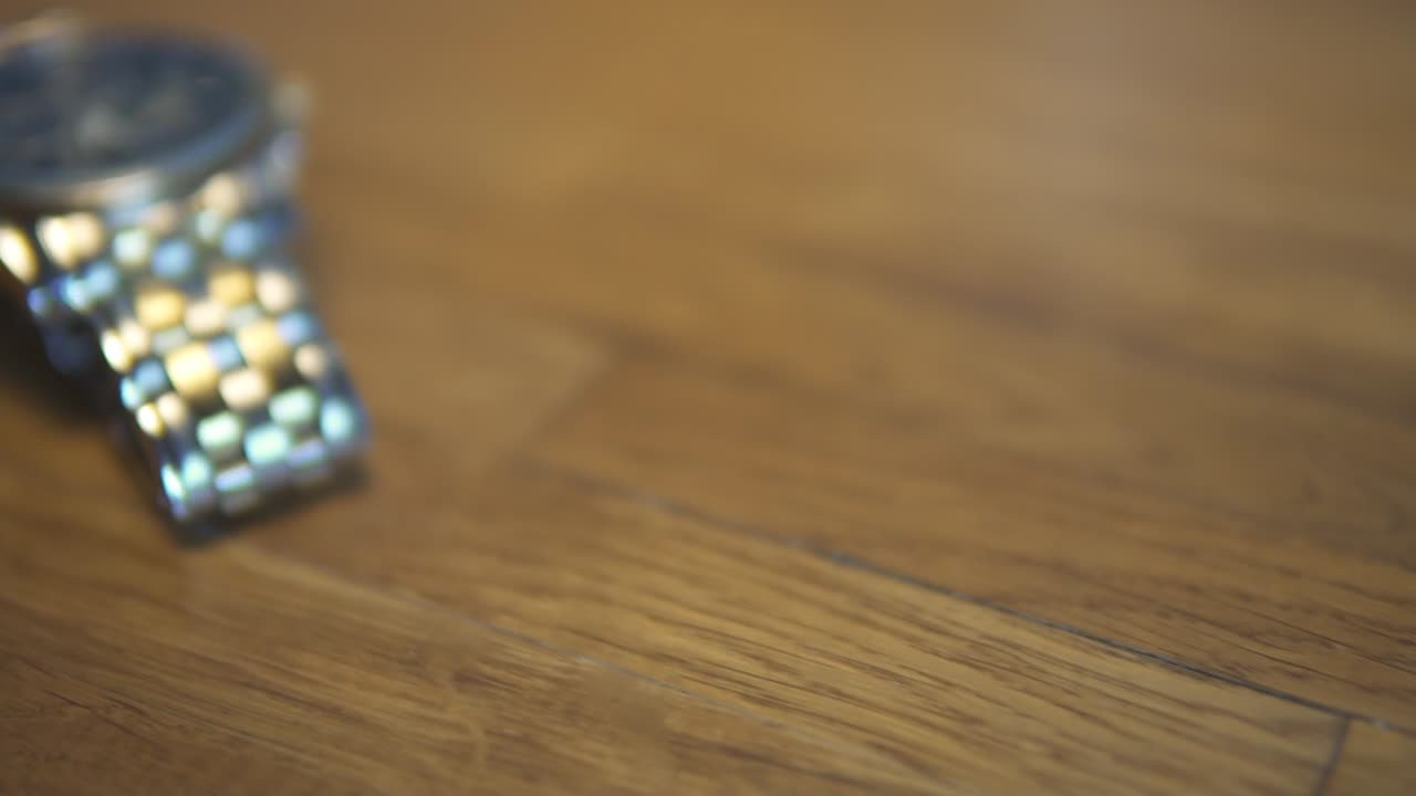 muñeca en un reloj ciudadano eco-drive en oro y acero