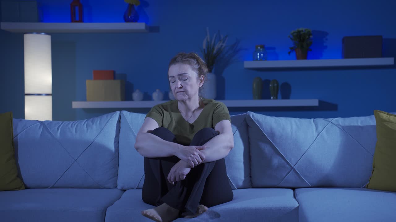 la mujer balanceándose nerviosamente en su asiento.