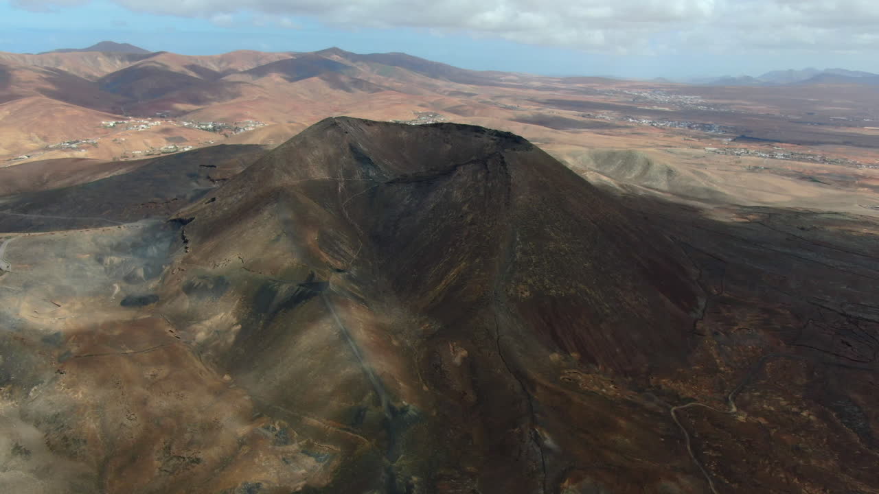 drone shot orbit los volcanes bayuyo es un conjunto de conos volcánicos que entraron en erupción al mismo tiempo, siguiendo una línea casi recta