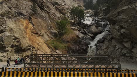 una toma aérea de un dron de una fuerte cascada en himachal pradesh, en el valle de kinnaur.