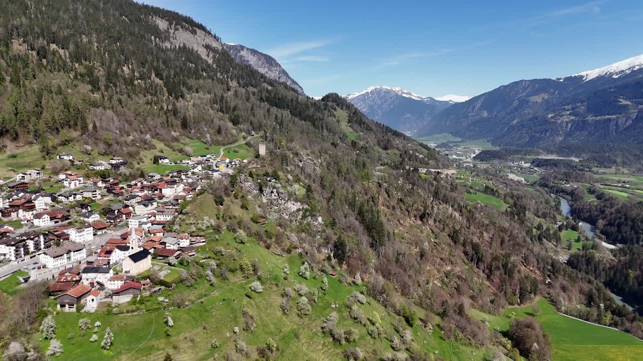 hermosa ciudad suiza en la ladera verde de la montaña