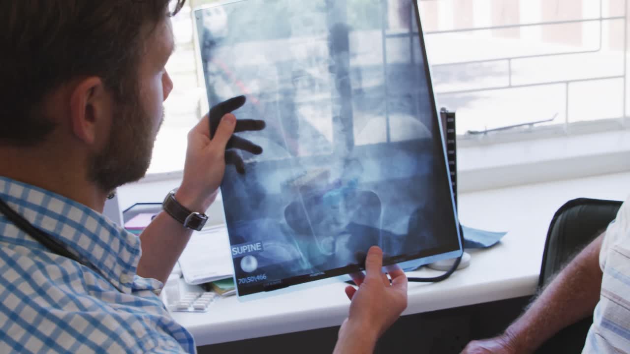 médico examinando a un anciano en un hogar de ancianos