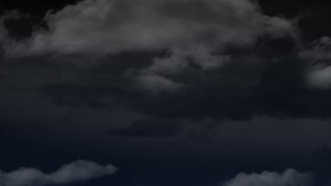 cielo oscuro con lluvia y nubes 4k