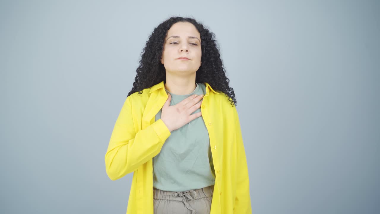 mujer joven con dificultad para respirar.