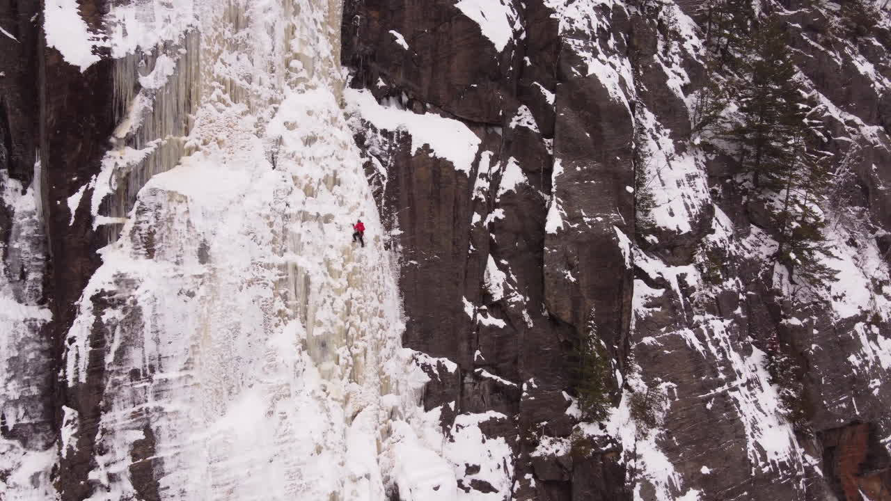 dos escaladores de hielo que escalan en canadá