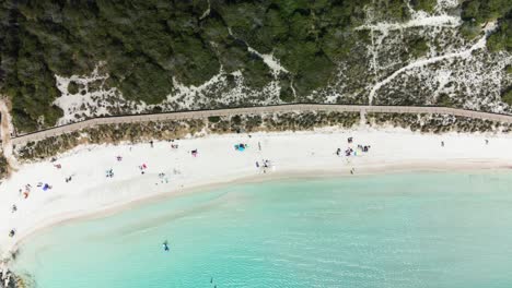 Vistas-Aéreas-De-La-Arena-Blanca-De-La-Playa-Virgen-De-Son-Saura-En-La-Playa-De-Menorca,-España