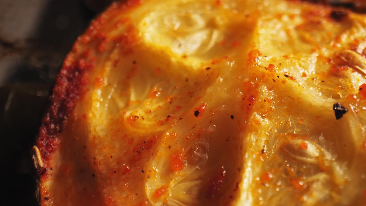 허브로 양념한 구운 애호박 클로즈업