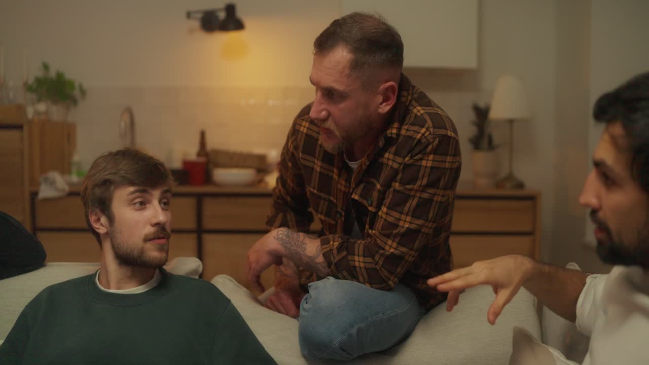 amigos hablando en el sofá.