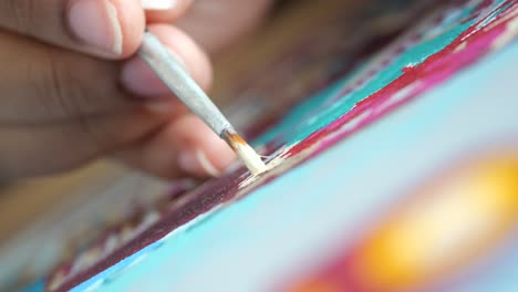 persona pintando con un pincel