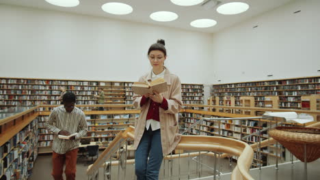 Mujer-De-Pie-En-La-Biblioteca-Y-Leyendo-Un-Libro