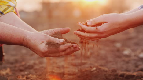 Dos-Agricultores-Sostienen-Puñados-De-Tierra-Del-Concepto-De-Agricultura-Orgánica-De-Campo