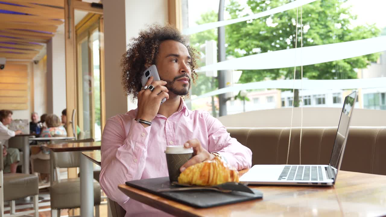 hombre trabajando en una cafetería