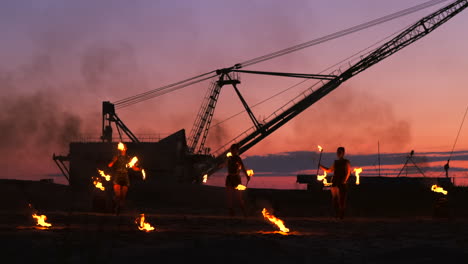 Feuertänzer-Vor-Sonnenuntergang.-Eine-Junge-Frau-Posiert-Während-Ihrer-Tanzvorführung-Mit-Ihrem-Feuerreifen-Vor-Dem-Sonnenuntergang