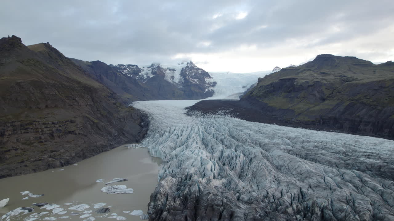 paso elevado bajo sobre un gran glaciar que atraviesa la cordillera en islandia