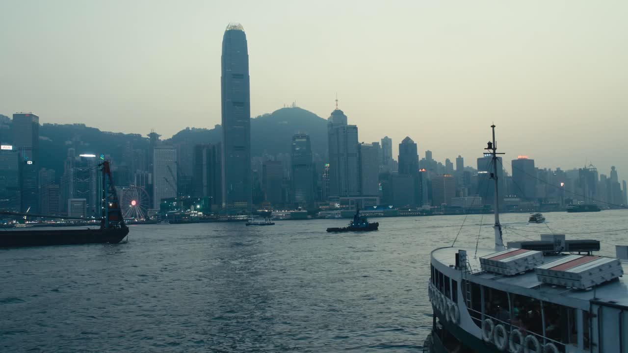 Panorama Hongkongu o zachodzie słońca nad Zatoką Wiktorii (3).