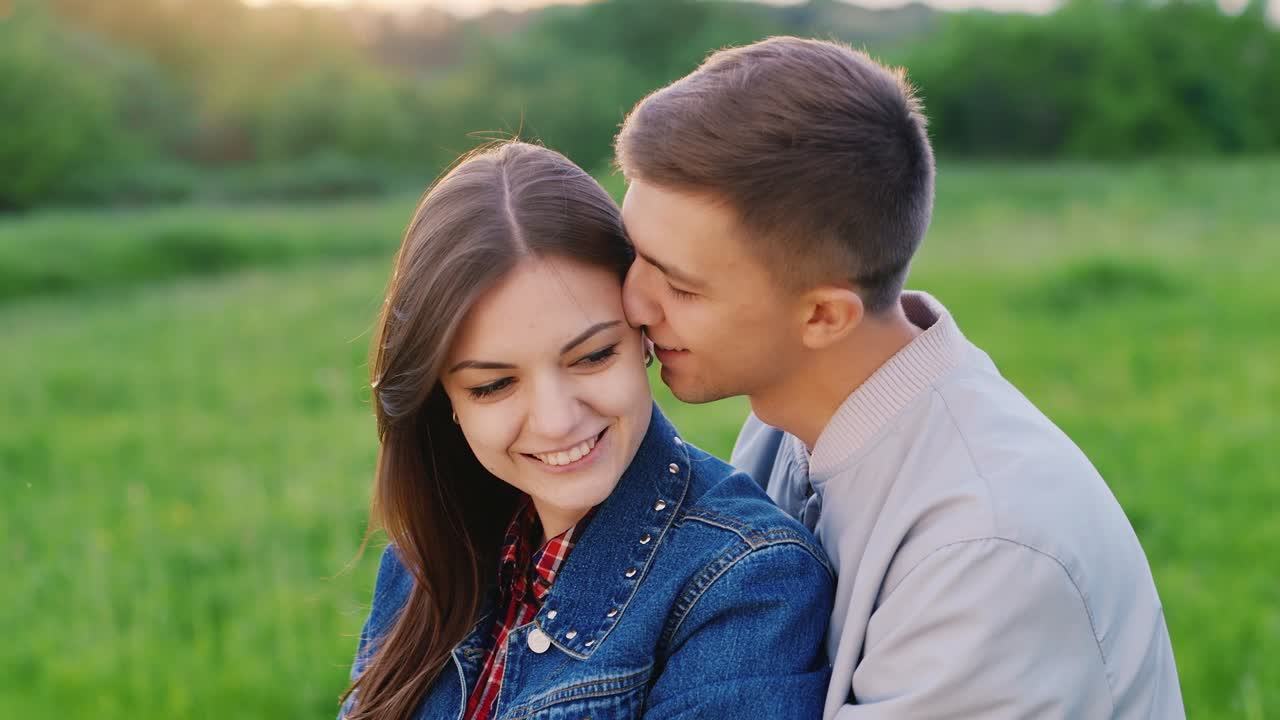 hd 비디오를 말하는 잔디밭에 포옹에 앉아 공원에서 쉬고 사랑에 몇